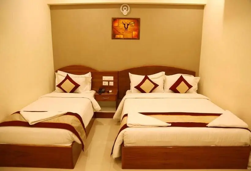 Camera Tripla Classica, Nitheesh Residency