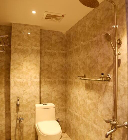 Quarto Triplo Clássico, Nitheesh Residency