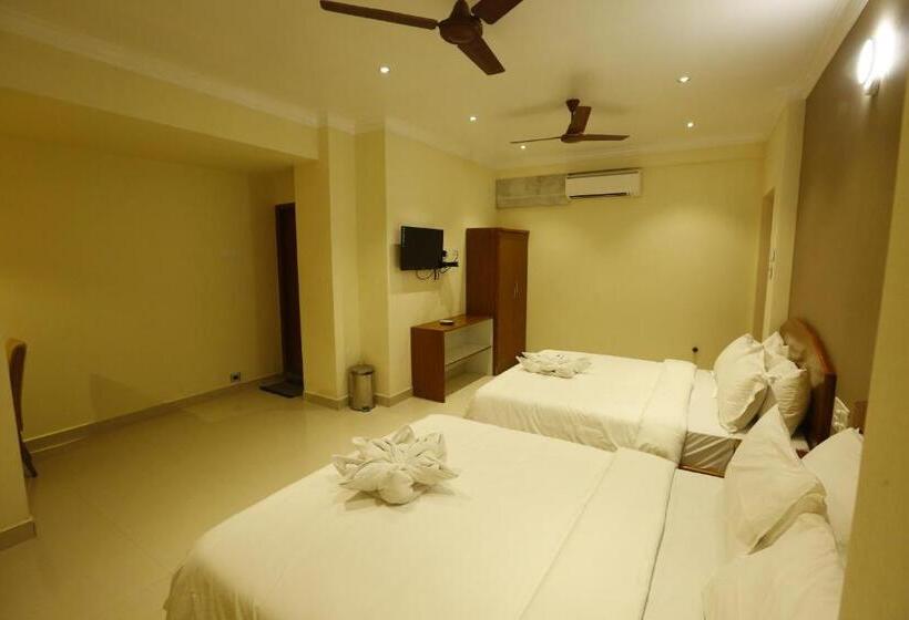 Quarto Familiar, Nitheesh Residency