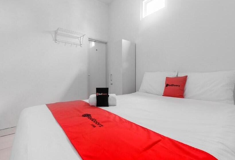 Номер Economy, Reddoorz Plus Near Taman Rasuna Menteng