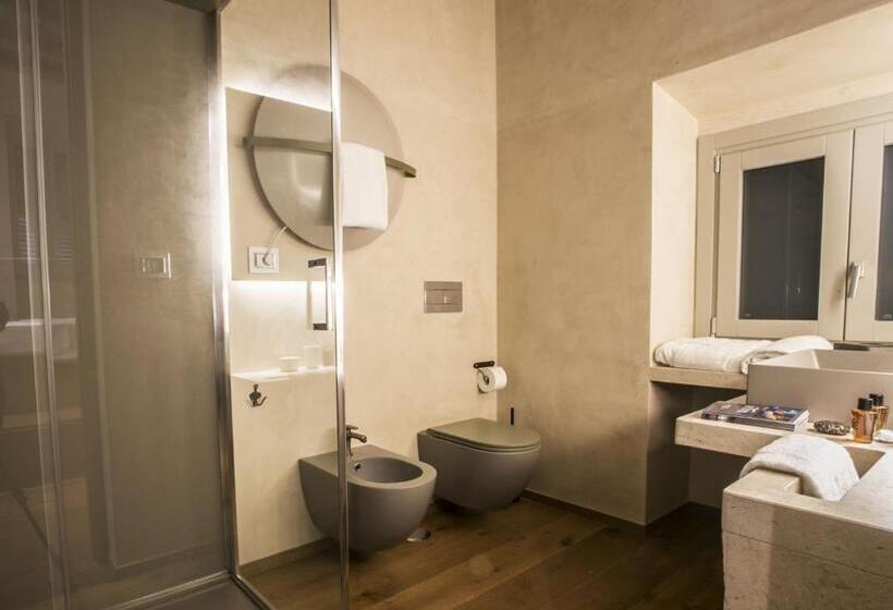 חדר דחוקס עם מיטת קינג, Edward Rooms & Wellness B&b