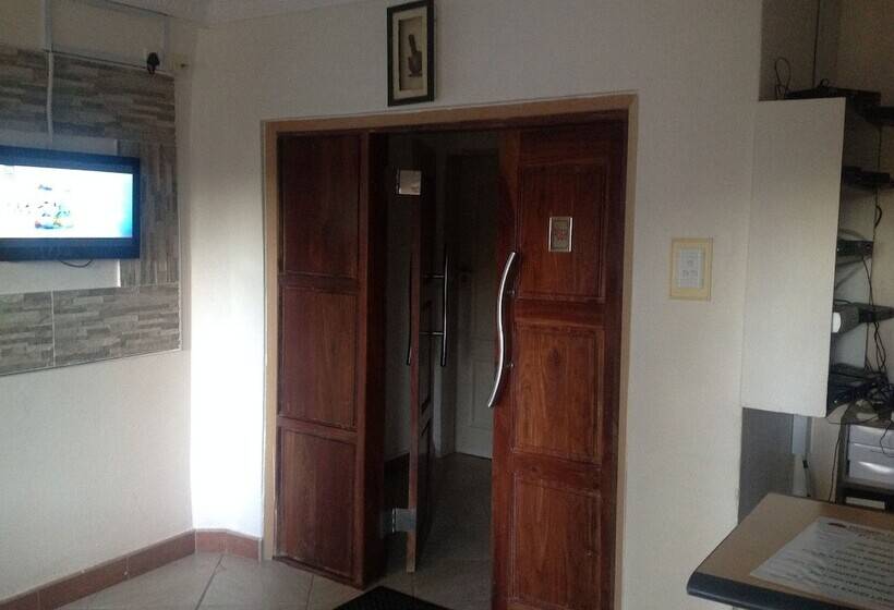 اتاق لوکس, Trench Town Lodge