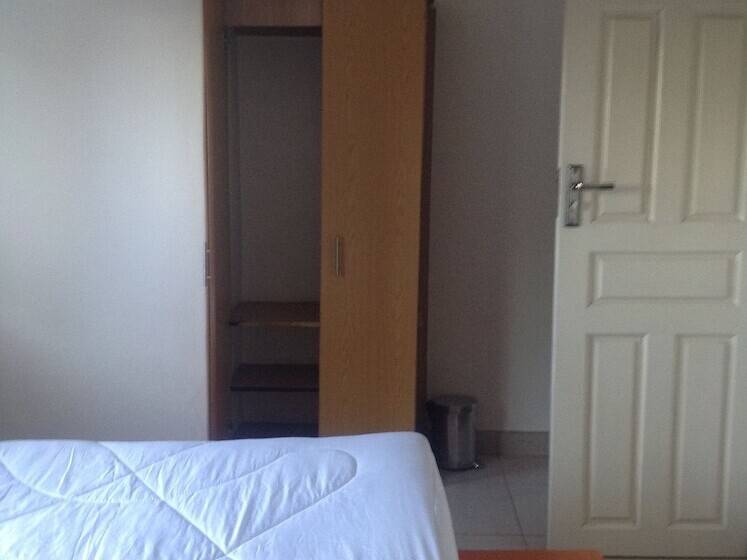 اتاق لوکس, Trench Town Lodge