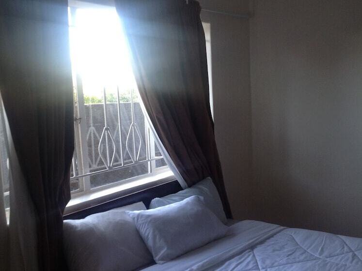 اتاق لوکس, Trench Town Lodge