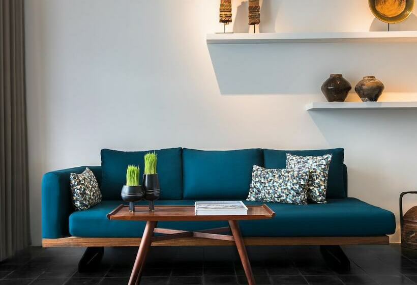 اتاق لوکس با چشم‌انداز شهر, Viroth's