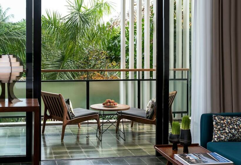 اتاق لوکس با چشم‌انداز شهر, Viroth's