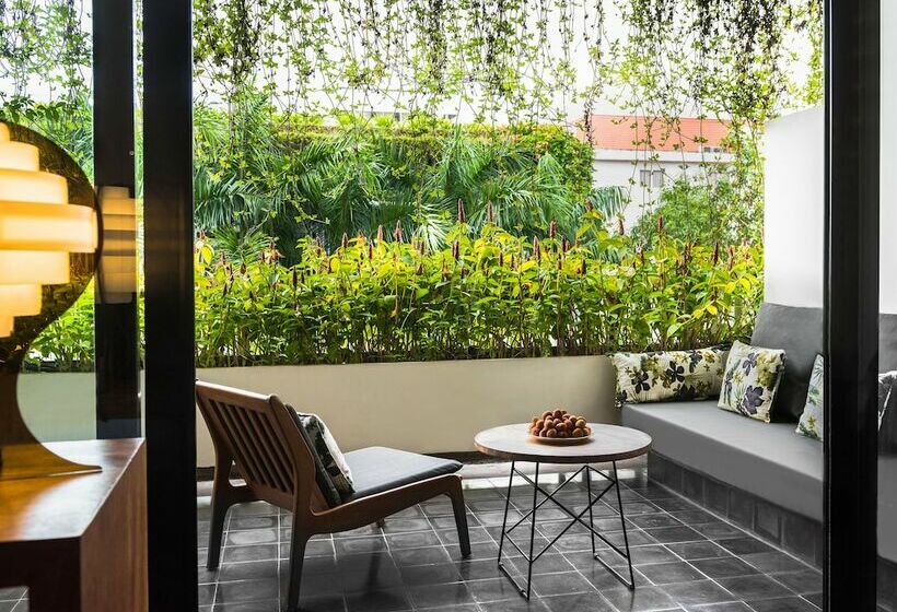 اتاق لوکس با چشم‌انداز استخر, Viroth's