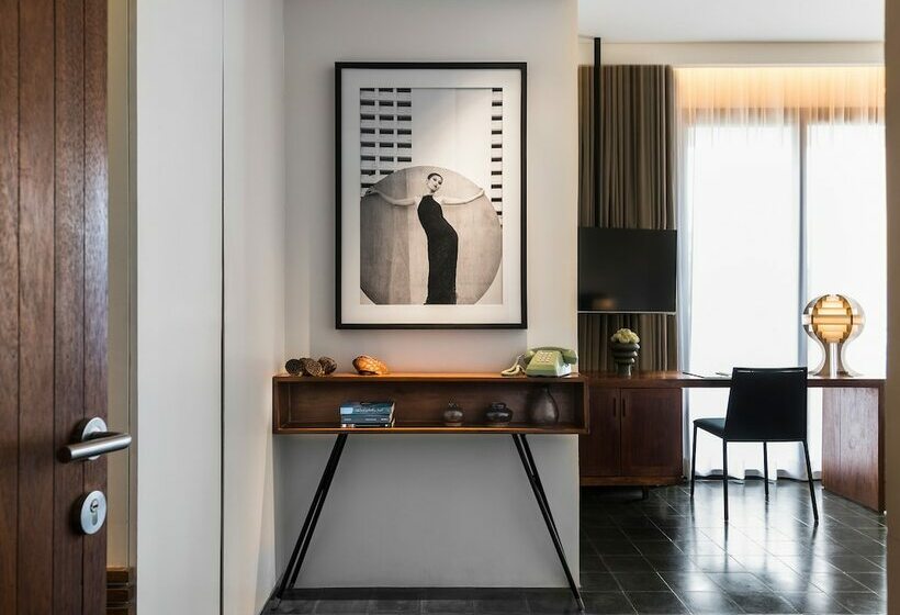 اتاق لوکس با چشم‌انداز شهر, Viroth's