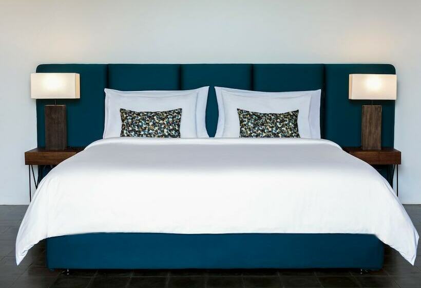 اتاق لوکس با چشم‌انداز شهر, Viroth's