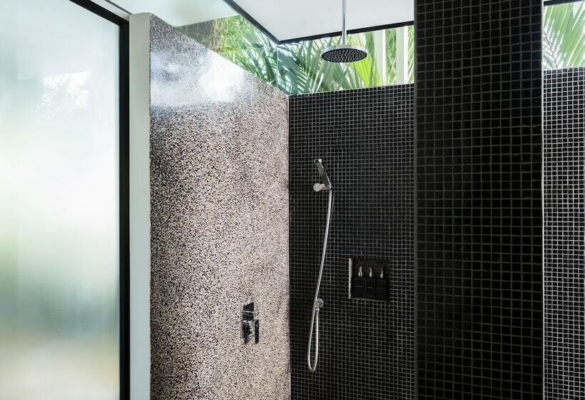 اتاق لوکس با چشم‌انداز شهر, Viroth's