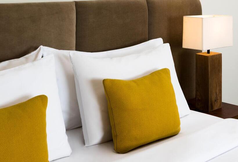 اتاق لوکس با چشم‌انداز استخر, Viroth's