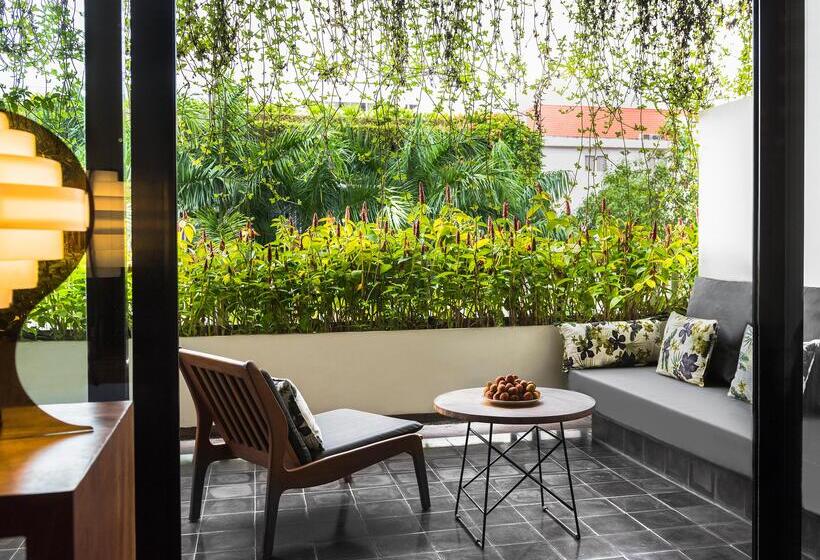 اتاق لوکس با چشم‌انداز استخر, Viroth's