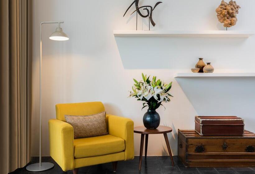 اتاق لوکس با چشم‌انداز استخر, Viroth's