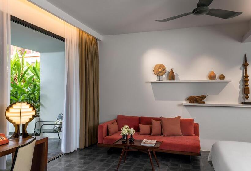 اتاق سه نفره دلوکس با چشم‌انداز استخر, Viroth's