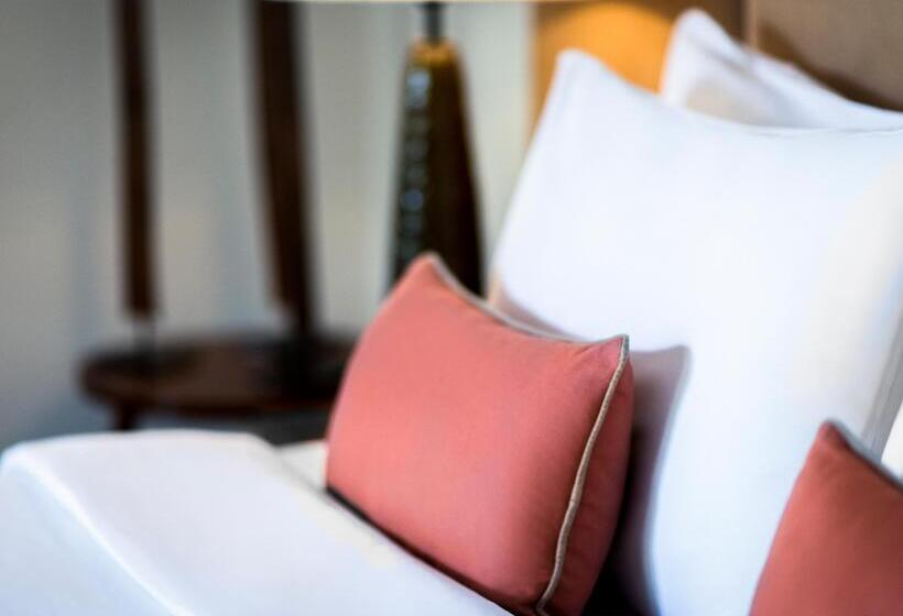 اتاق سه نفره دلوکس با چشم‌انداز استخر, Viroth's