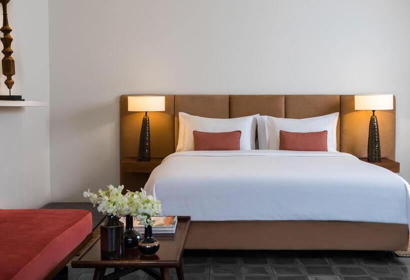 اتاق سه نفره دلوکس با چشم‌انداز استخر, Viroth's