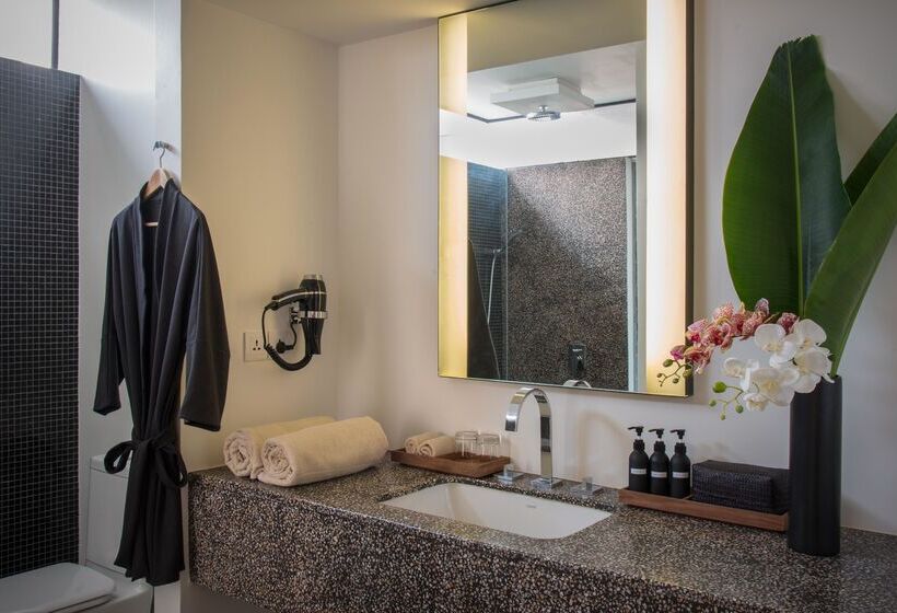 اتاق سه نفره دلوکس با چشم‌انداز استخر, Viroth's