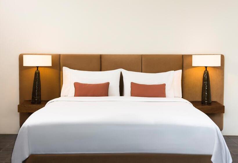 اتاق سه نفره دلوکس با چشم‌انداز استخر, Viroth's