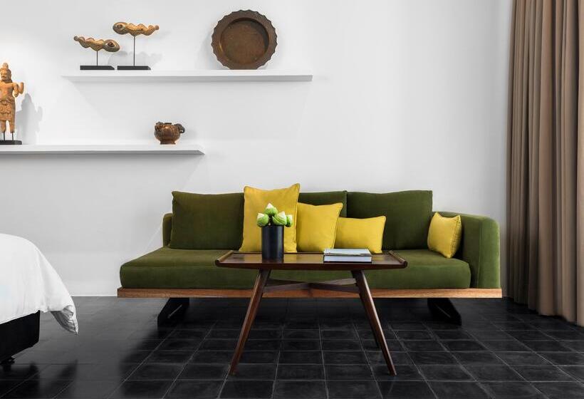 اتاق لوکس سه تخته, Viroth's