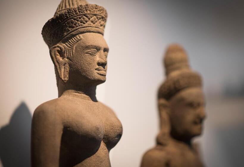 اتاق لوکس سه تخته, Viroth's