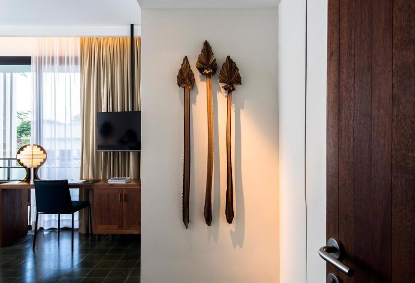 اتاق لوکس سه تخته, Viroth's