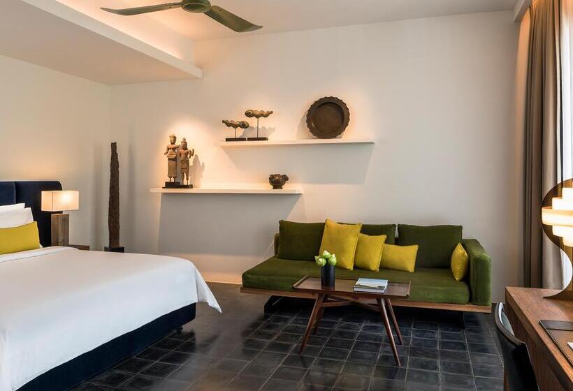 اتاق لوکس سه تخته, Viroth's