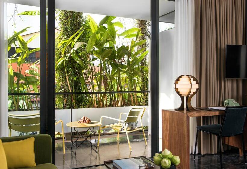 اتاق لوکس سه تخته, Viroth's