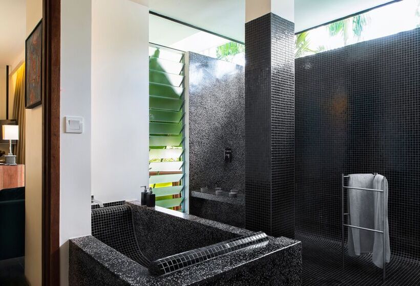 سوییت با چشم‌انداز استخر, Viroth's