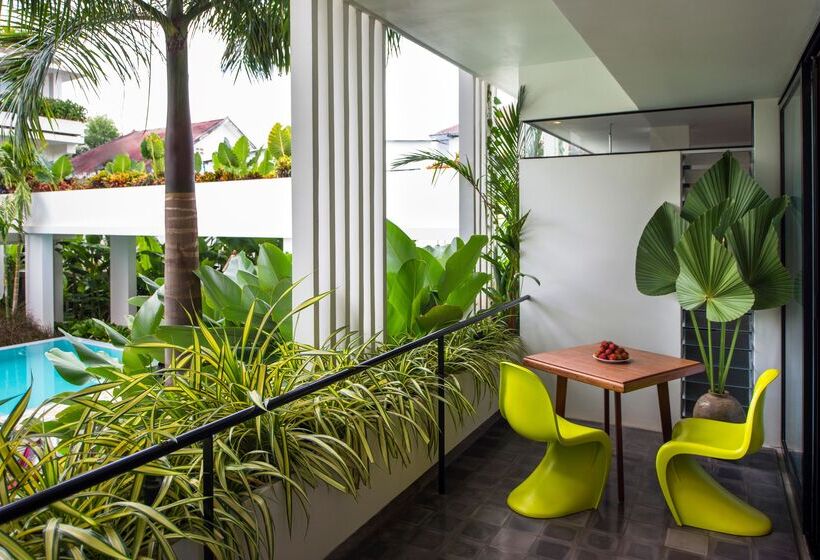 سوییت با چشم‌انداز استخر, Viroth's