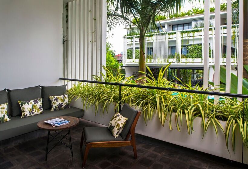 سوییت با چشم‌انداز استخر, Viroth's