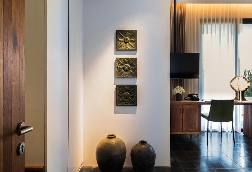 اتاق لوکس با چشم‌انداز استخر, Viroth's