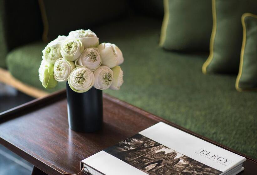 اتاق لوکس با چشم‌انداز استخر, Viroth's