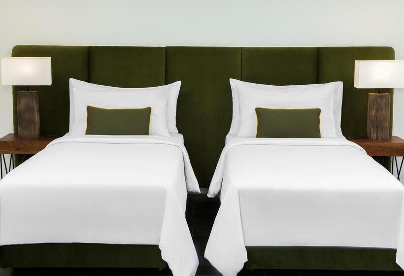 اتاق لوکس با چشم‌انداز استخر, Viroth's