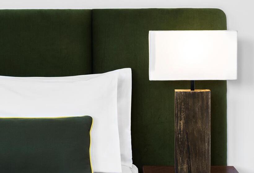 اتاق لوکس با چشم‌انداز استخر, Viroth's