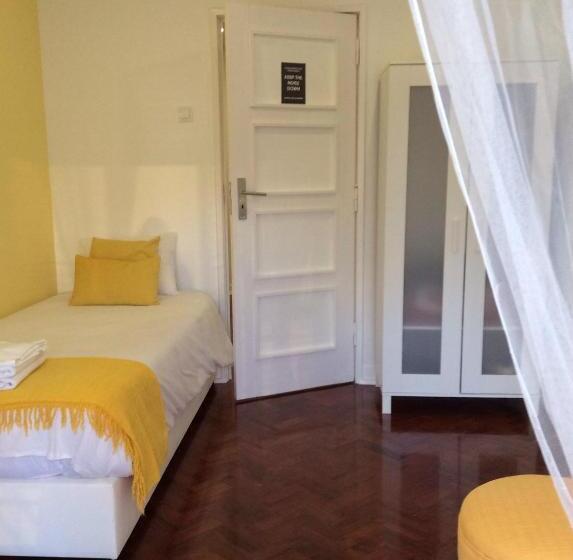 اتاق استاندارد یک تخته با بالکن, 4u Lisbon Iv Guesthouse Airport