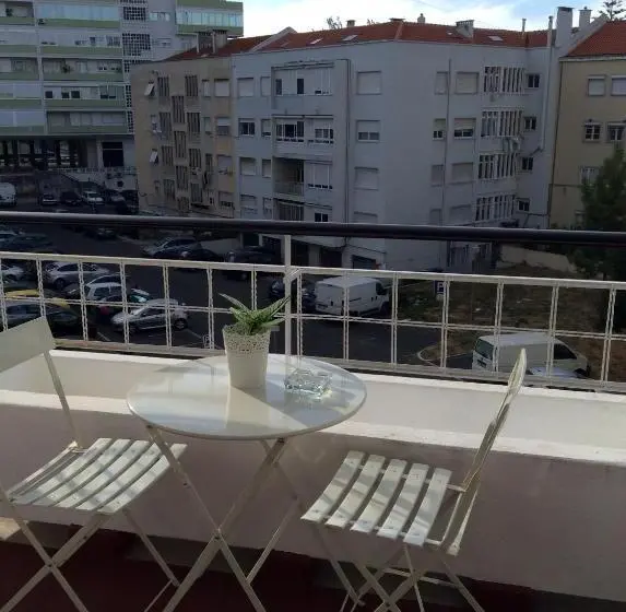 اتاق استاندارد سه تخته با بالکن, 4u Lisbon Iv Guesthouse Airport