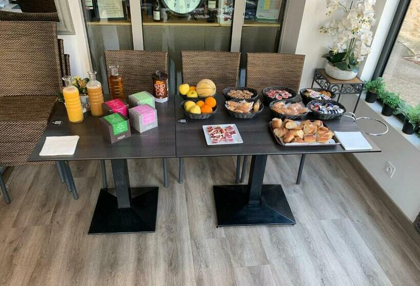 חדר משפחתי, De La Croisee