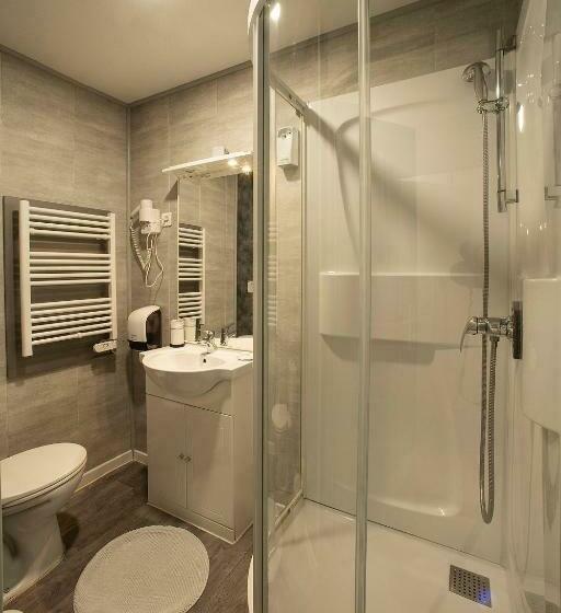 חדר סטנדרט לשלושה, De La Croisee