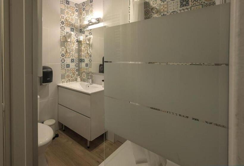 חדר סטנדרט, De La Croisee