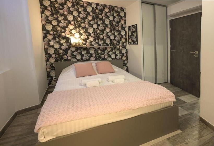 חדר סטנדרט לשלושה, De La Croisee