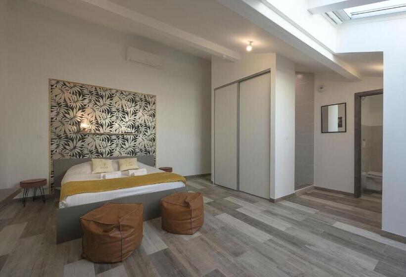 סוויטה, De La Croisee