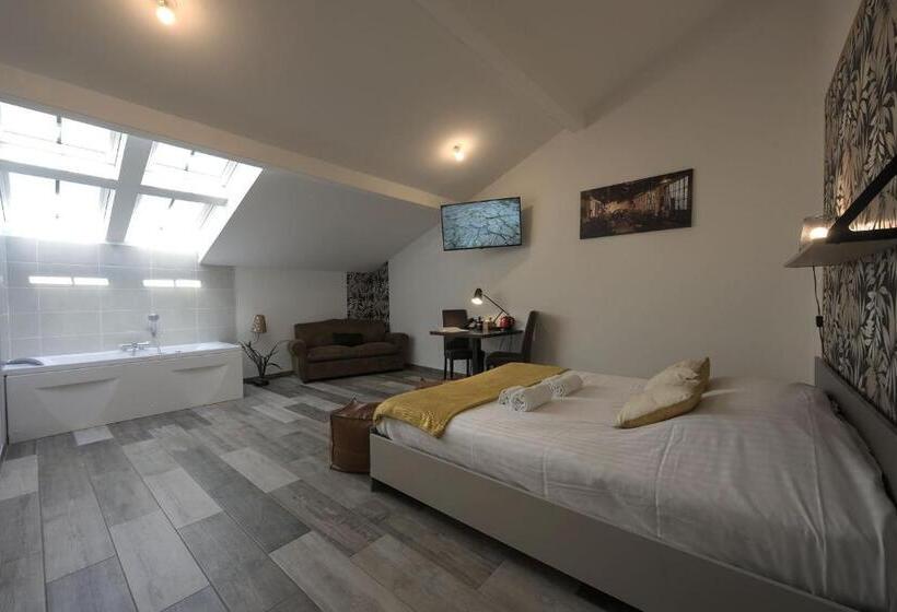 סוויטה, De La Croisee