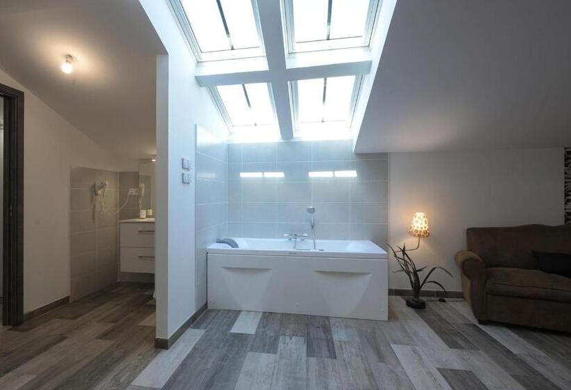 סוויטה, De La Croisee