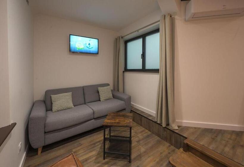 חדר משפחתי, De La Croisee