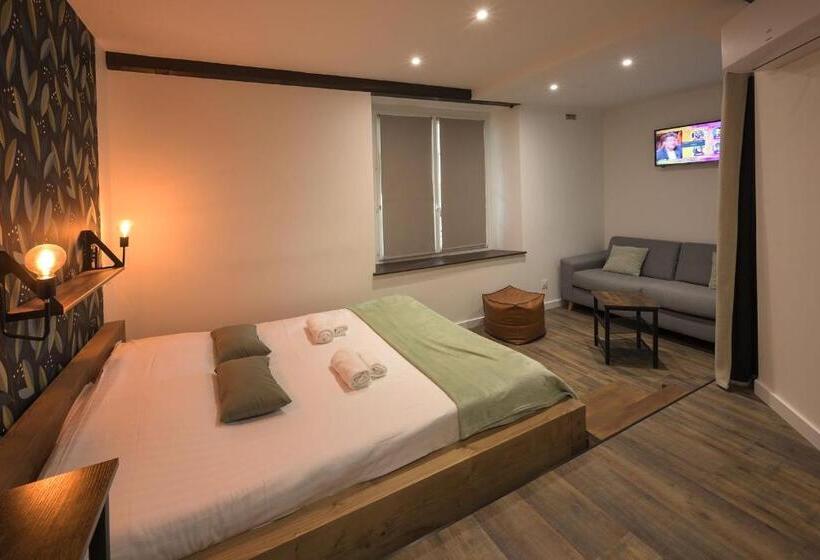 חדר משפחתי, De La Croisee