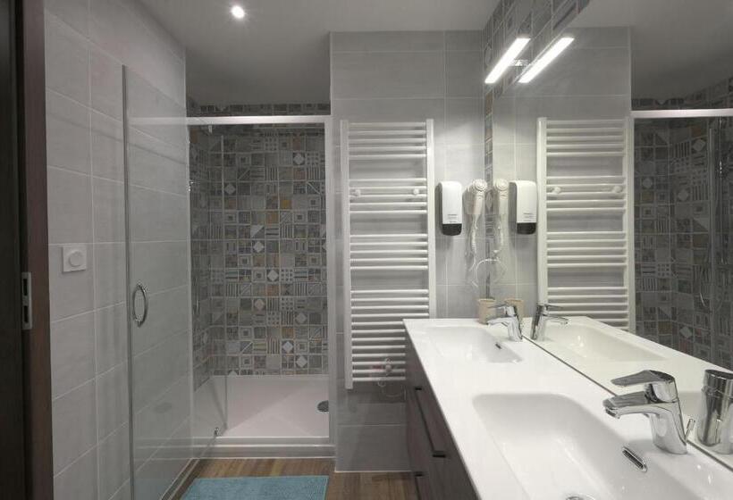 חדר משפחתי, De La Croisee