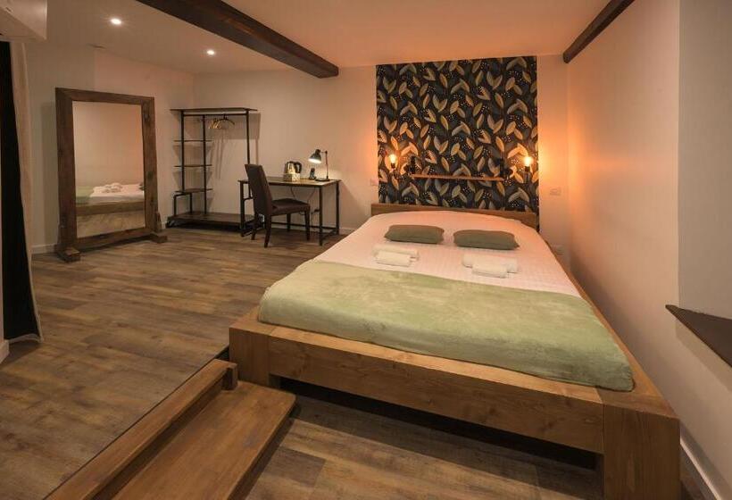 חדר משפחתי, De La Croisee