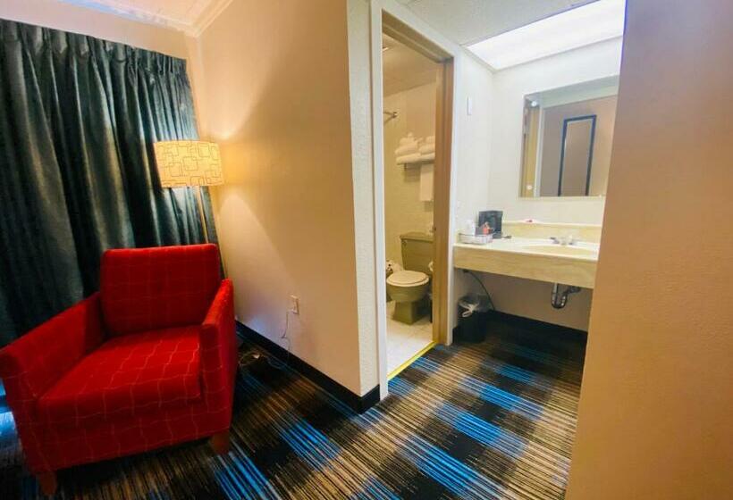 Стандартный Номер Кровать Кинг, Days Inn & Suites By Wyndham St. Ignace Lakefront