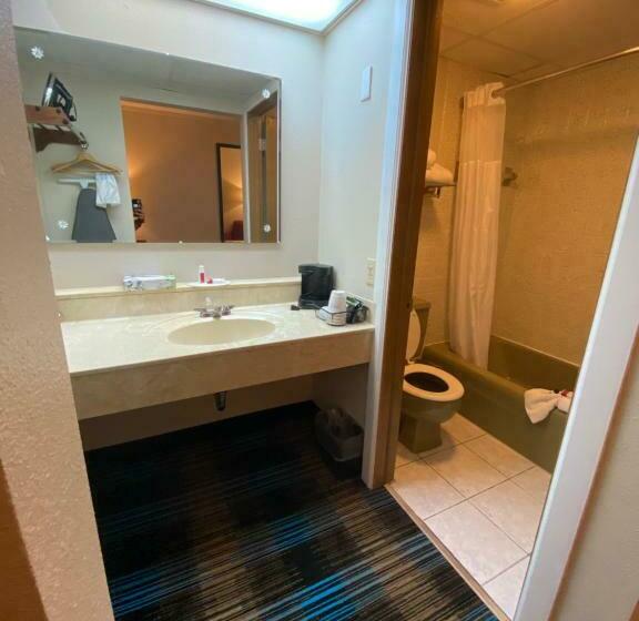 Номер Стандартный Кровать Куин, Days Inn & Suites By Wyndham St. Ignace Lakefront
