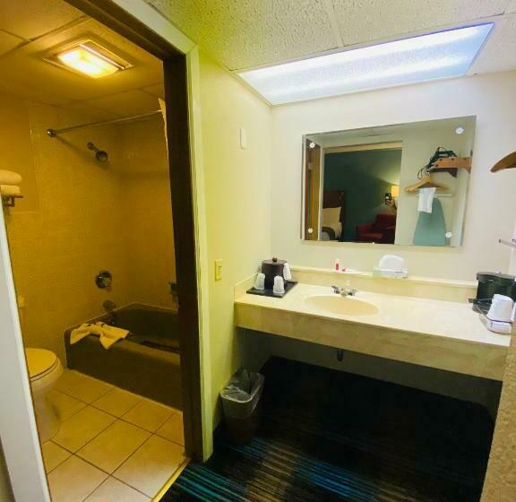 带特大床的豪华房间, Days Inn & Suites By Wyndham St. Ignace Lakefront